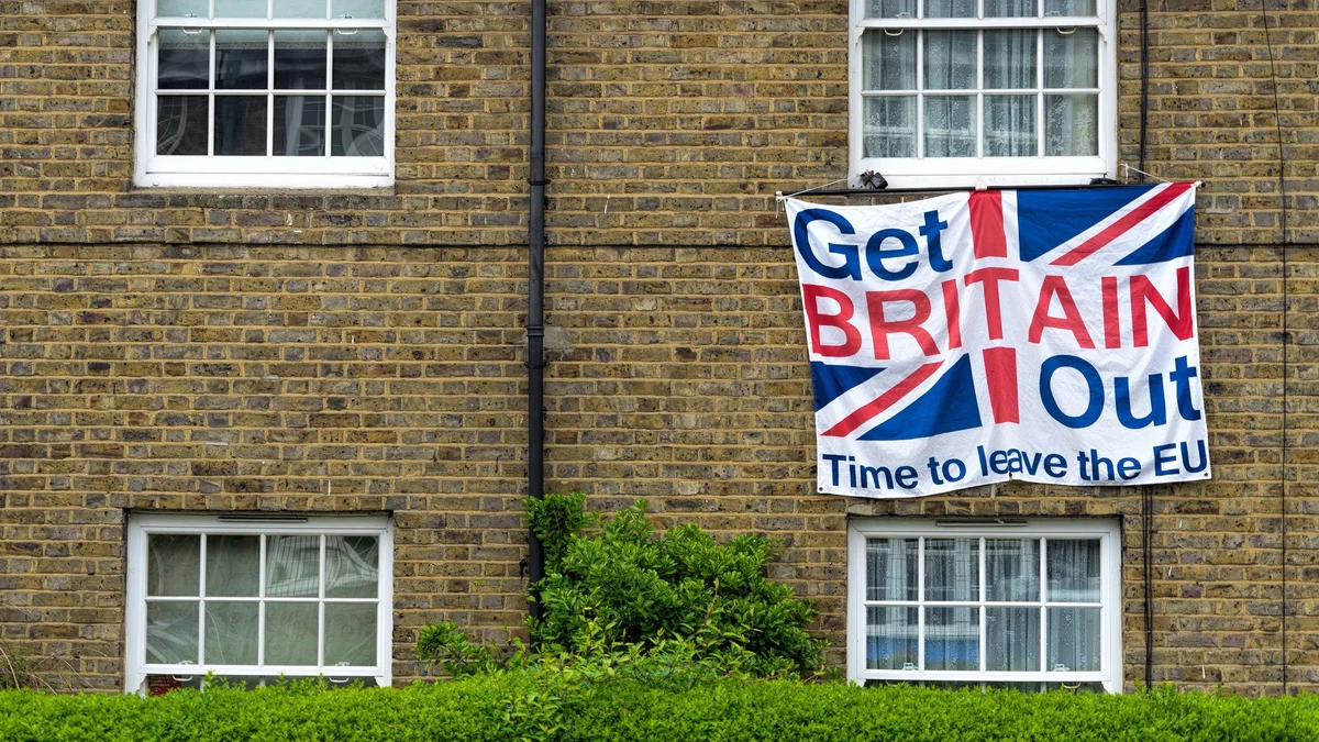 Brexit dieci anni dopo: PIL giu' dell'8% e Starmer si dimette