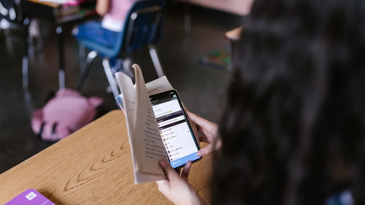 Smartphone a scuola: il divieto copre solo il 14% del tempo