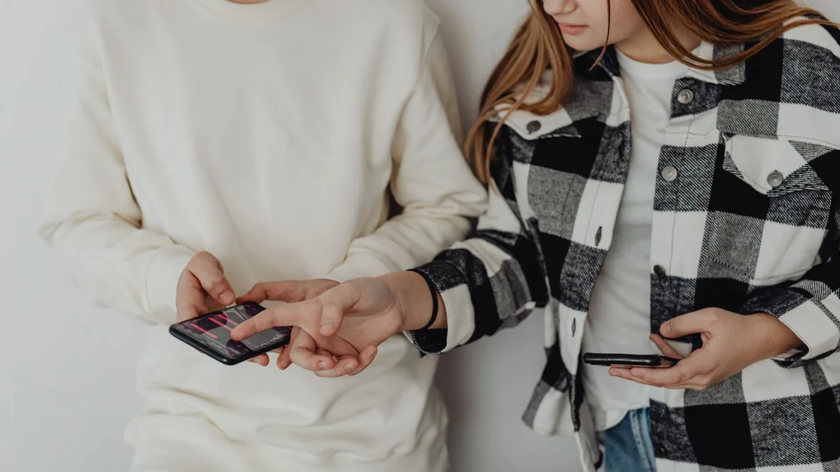 Francia vieta i social agli under 15: il nodo è la verifica