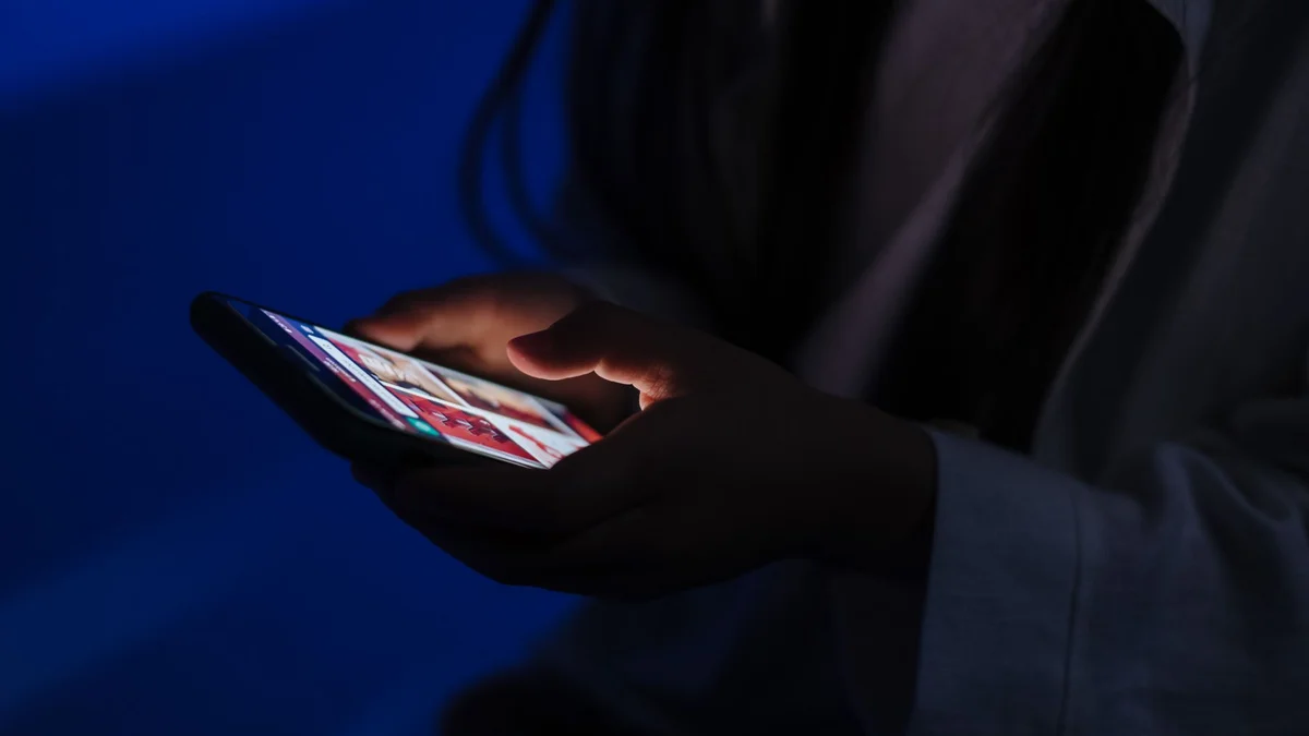 Smartphone, social e AI: perché creano dipendenza nei giovani